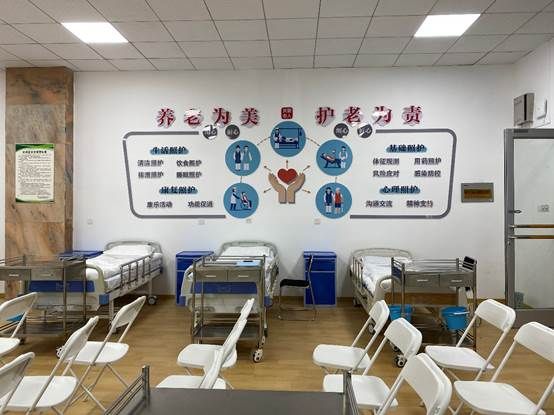 房间的摆设布局 中度可信度描述已自动生成