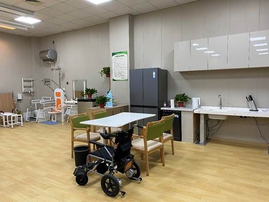 房间里摆放整齐的厨房 低可信度描述已自动生成