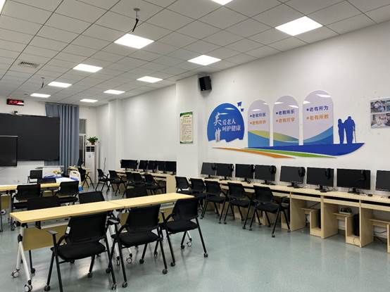 图片包含 室内, 天花板, 桌子, 充满 描述已自动生成