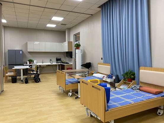 房间里有蓝色的厨房 低可信度描述已自动生成