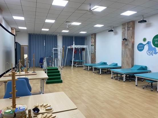 房间里有桌子和椅子 描述已自动生成